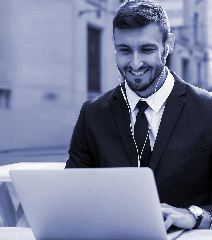 Hombre realizando un cursos de inglés para empresas