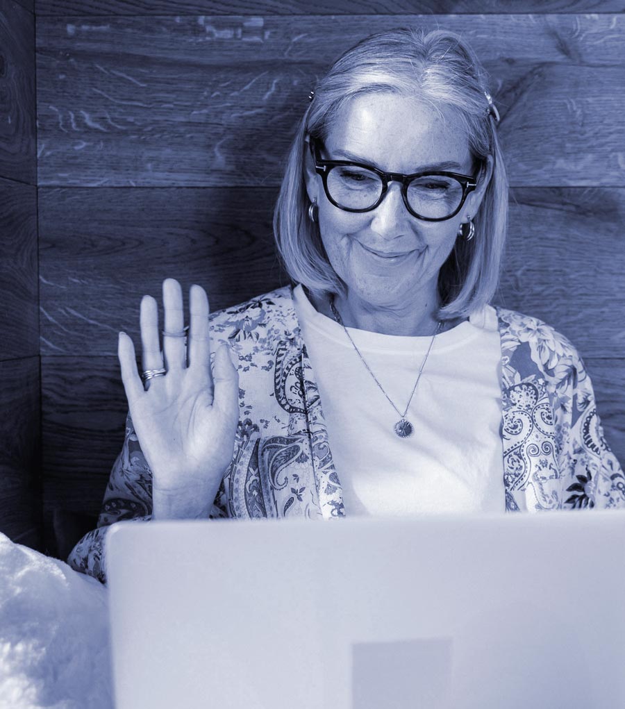 Mujer realizando cursos Online de inglés