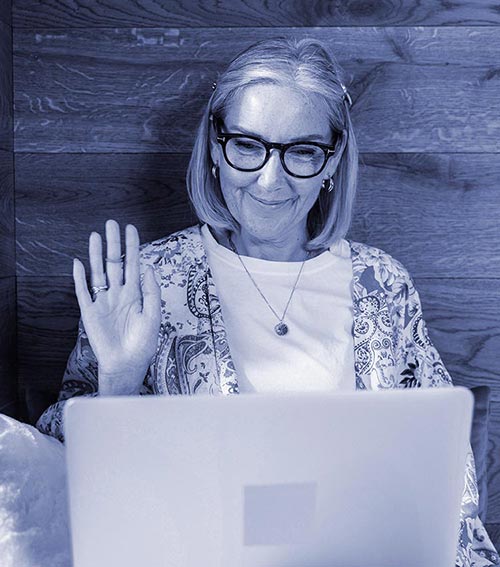 Mujer realizando cursos Online de inglés